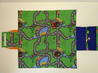 Bild von Autogarage gross - Strasse auf grüner Wiese